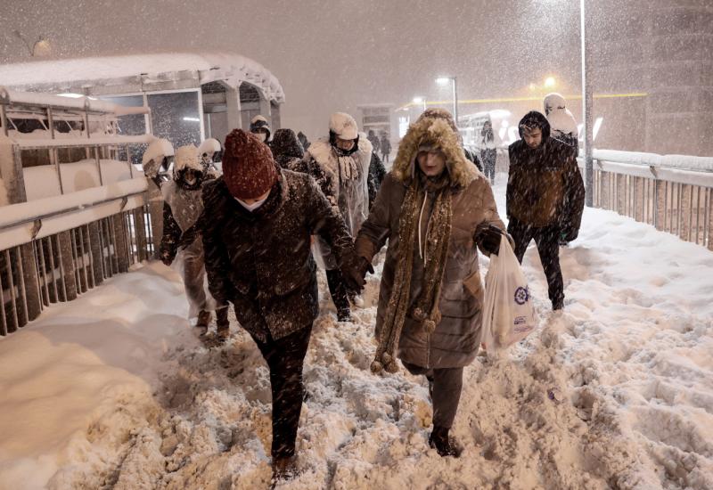Brojne su ceste u gradu zatvorene - Snijeg paralizirao Istanbul, aerodrom zatvoren