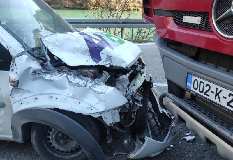 U prometnoj nesreći kod Mostara sudarili se kamion i caddy