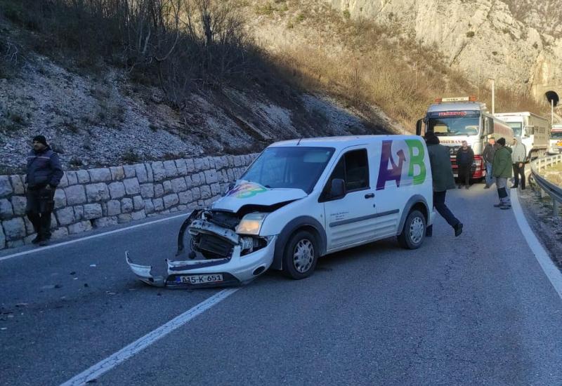 Prometna nesreća kod Mostara - U prometnoj nesreći kod Mostara sudarili se kamion i caddy
