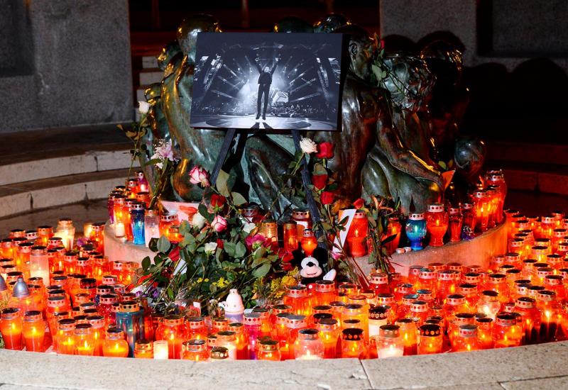Fanovi se opraštaju: Lampioni i poruke u sjećanje na Akija Rahimovskog 