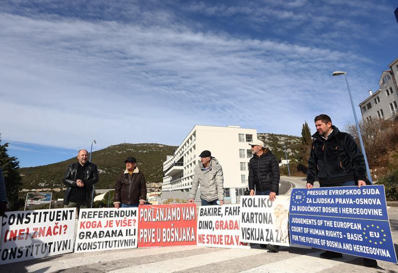 Desetak aktivista prosvjedovalo u Neumu: ''Pohapsite sve ove koji pregovaraju''