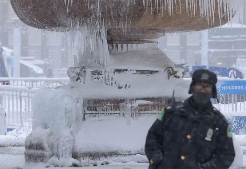 VIDEO: Sjeveroistok SAD-a okovan snijegom i ledom: Izvanredno stanje, opustošene trgovine 