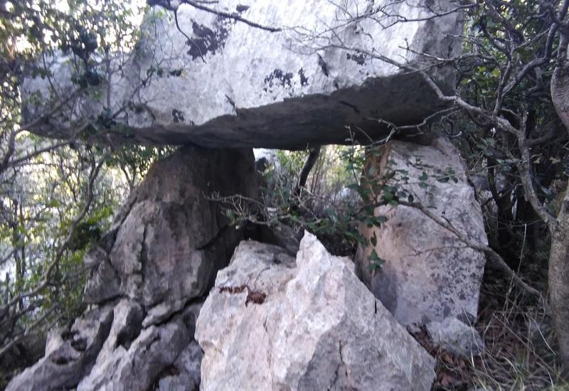 Otkriven prapovijesni megalitski dolmen kod Neuma - Otkriven prapovijesni megalitski dolmen kod Neuma