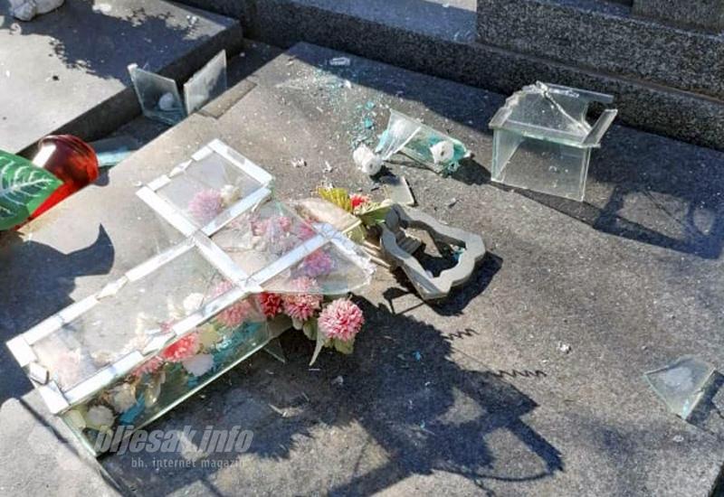 Vandalizam i groblju u Vrapčićima - Vandalizam u Mostaru: Od nadgrobne spomenike razbijali staklene vaze