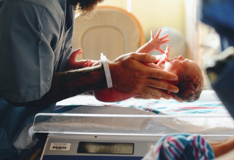 Novorođenče palo na pod tijekom poroda, bolnica: Nenamjerni neželjeni događaj