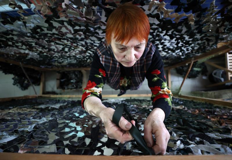 Ukrajinske volonterke pomažu vojsku pletenjem mreža za kamuflažu