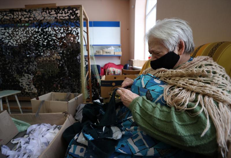 Ukrajinske volonterke pomažu vojsku pletenjem mreža za kamuflažu - Ukrajinske volonterke pomažu vojsku pletenjem mreža za kamuflažu