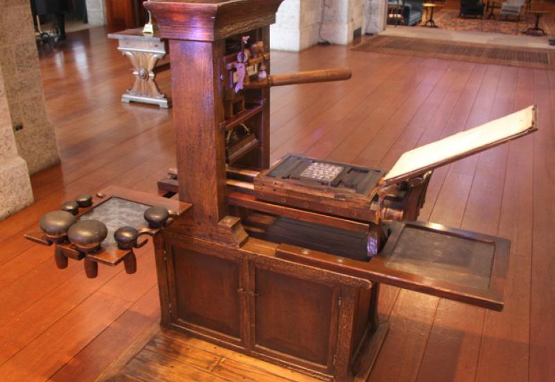 Replika Gutembergove  - Čovjek koji je izumio tiskarski stroj