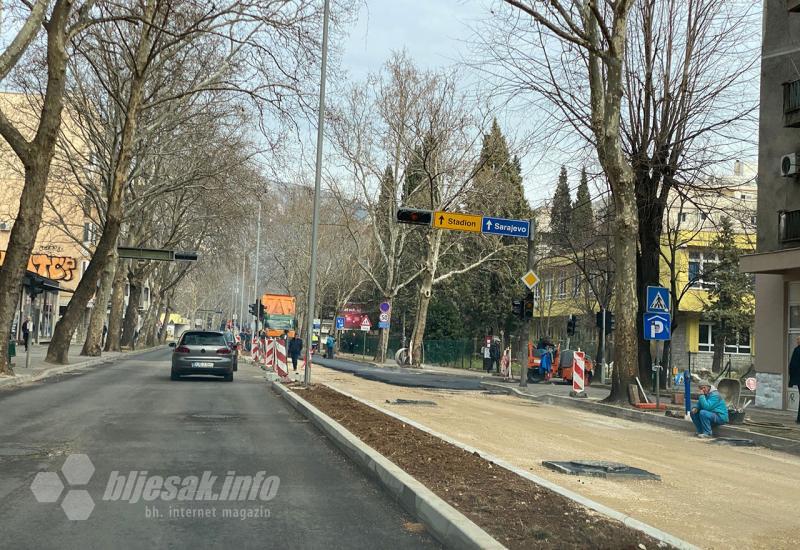 Asfaltiranje Avenije od Projektanta preko Strijelčevine do Starog igrališta - Mostar: Došao asfalt, dimi se od Projektanta pa dokle dotekne 