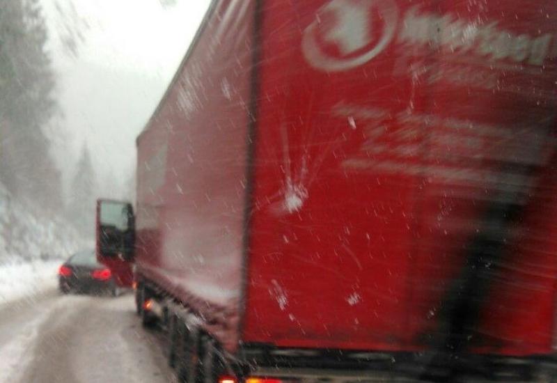 Zbog snijega obustava prometa na više cestovnih pravaca u BiH