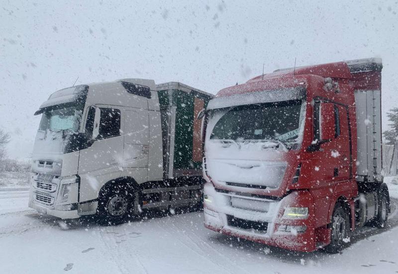 Zbog snježnih nanosa obustavljen teretni promet između Šuice i Kupresa