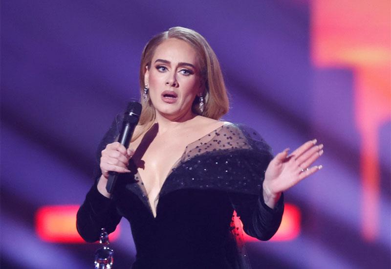 Adele poharala Brit Awards