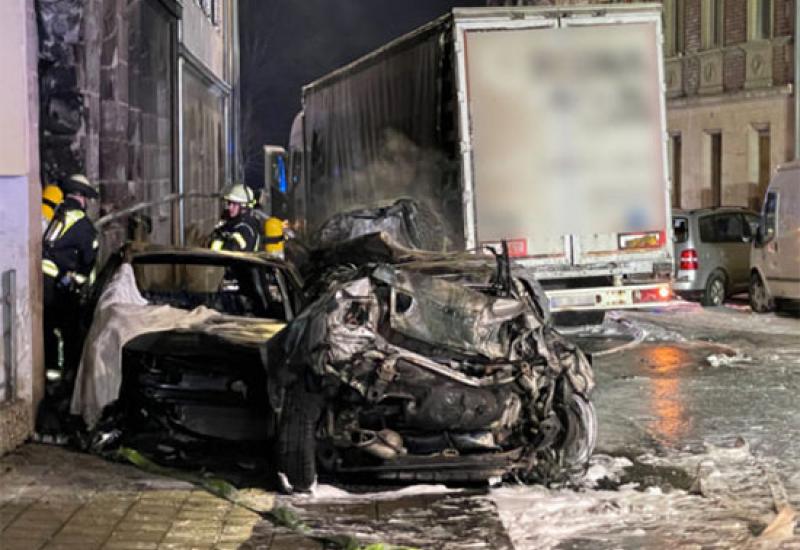 Zapaljeni automobili - Odbio stati na crveno: Kamionom uništio 31 vozilo