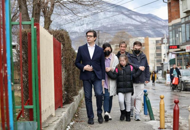 Makedonski predsjednik vodi u školu djevojčicu s Downovim sindromom