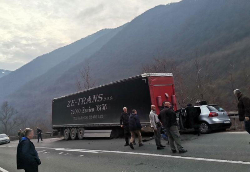 Težak udes kod Zenice: Vozilom se zabio pod prikolicu kamiona