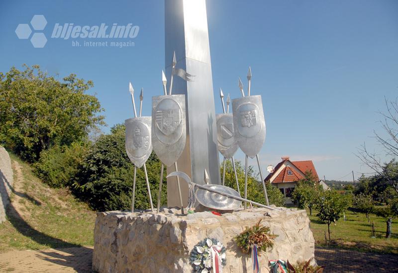Štitovi na spomeniku pobjedi u Drugoj mohačkoj bitki - Nagyharsány, selo iz kojeg je Osmansko Carstvo poslano kući