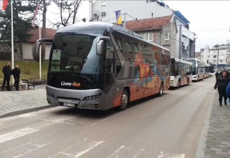 Blokada Livno busa - Autobusi Livno Busa blokirali Gradsku upravu i Sud u Livnu