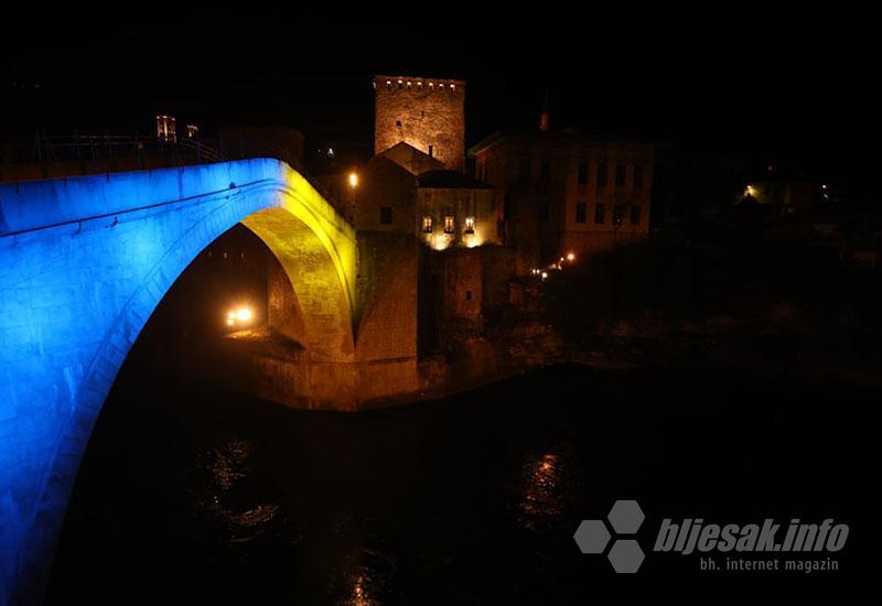 Stari most u bojama ukrajinske zastave - Solidarnost: Stari most u bojama ukrajinske zastave