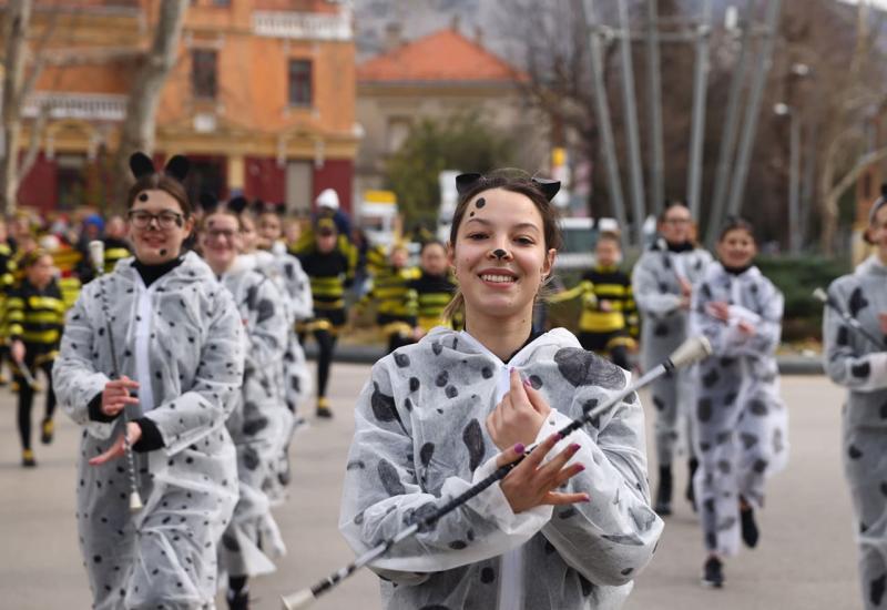 Karneval se vratio u Mostar: Pogledajte zanimljive maske i kreacije u defileu ulicama