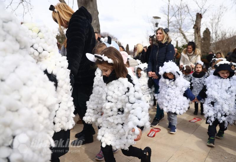 Karneval se vratio u Mostar - Karneval se vratio u Mostar: Pogledjate zanimljive maske i kreacije u defileu ulicama