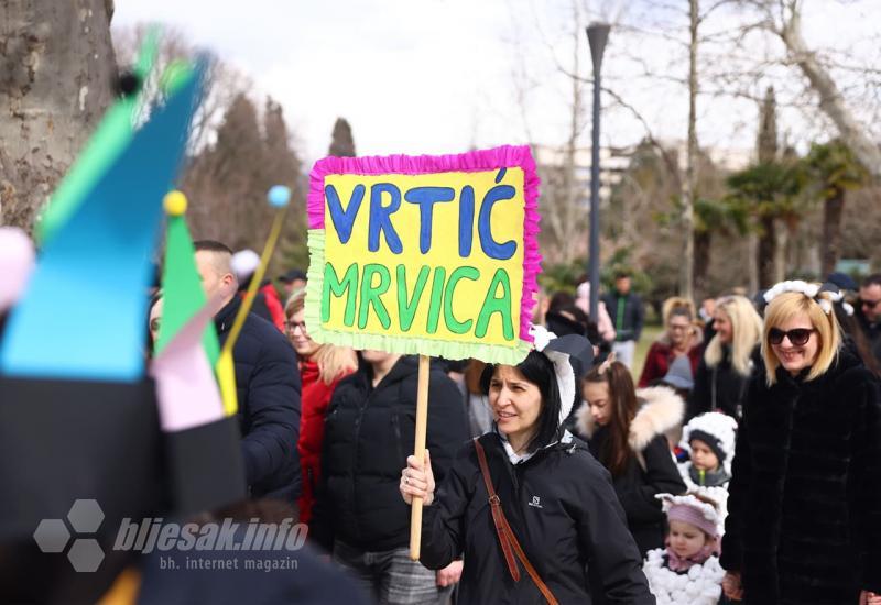 Karneval se vratio u Mostar - Karneval se vratio u Mostar: Pogledjate zanimljive maske i kreacije u defileu ulicama