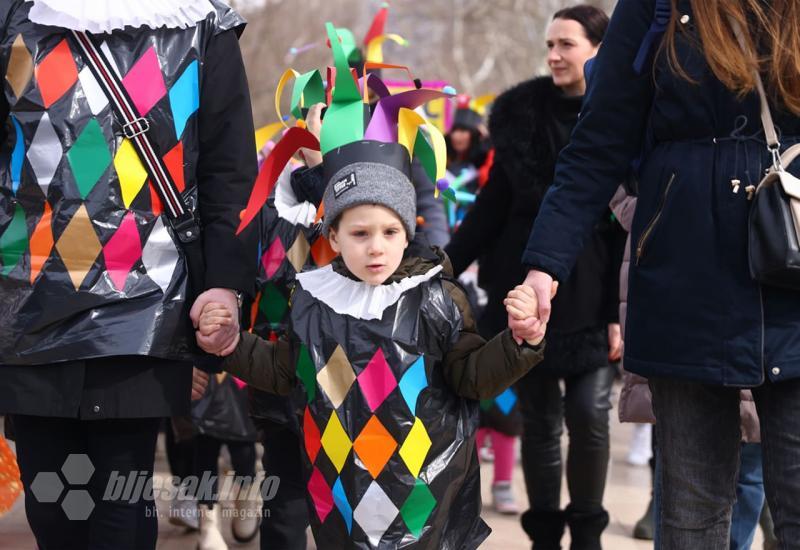 Karneval se vratio u Mostar - Karneval se vratio u Mostar: Pogledjate zanimljive maske i kreacije u defileu ulicama