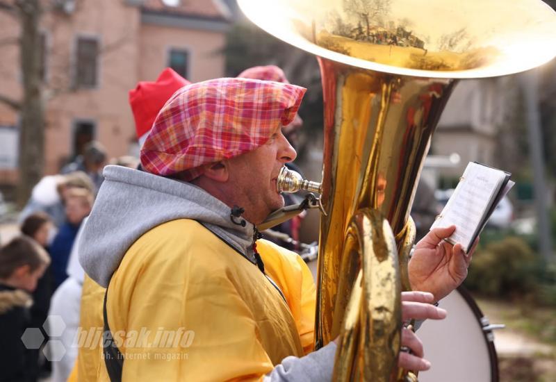 Karneval se vratio u Mostar - Karneval se vratio u Mostar: Pogledjate zanimljive maske i kreacije u defileu ulicama