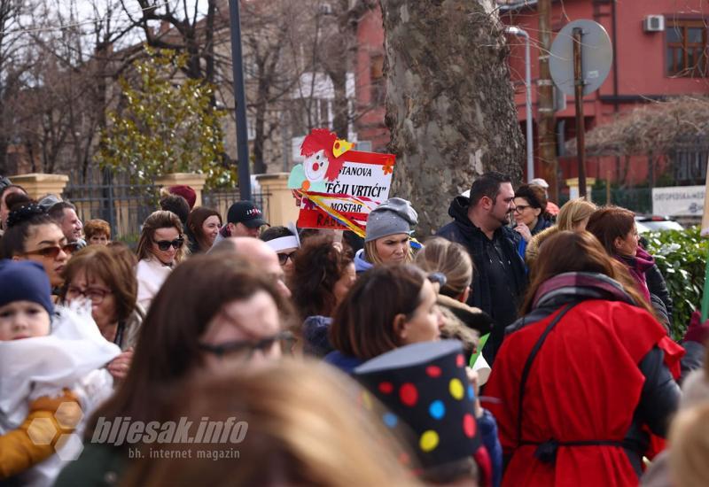 Karneval se vratio u Mostar - Karneval se vratio u Mostar: Pogledjate zanimljive maske i kreacije u defileu ulicama