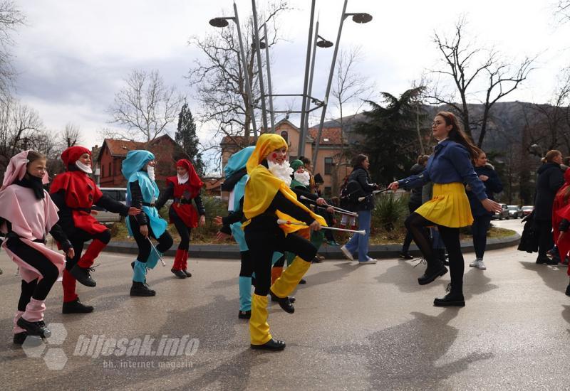 Karneval se vratio u Mostar - Karneval se vratio u Mostar: Pogledjate zanimljive maske i kreacije u defileu ulicama