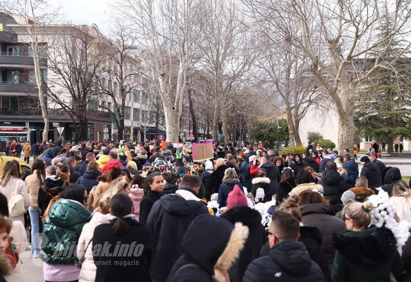 Karneval se vratio u Mostar - Karneval se vratio u Mostar: Pogledjate zanimljive maske i kreacije u defileu ulicama