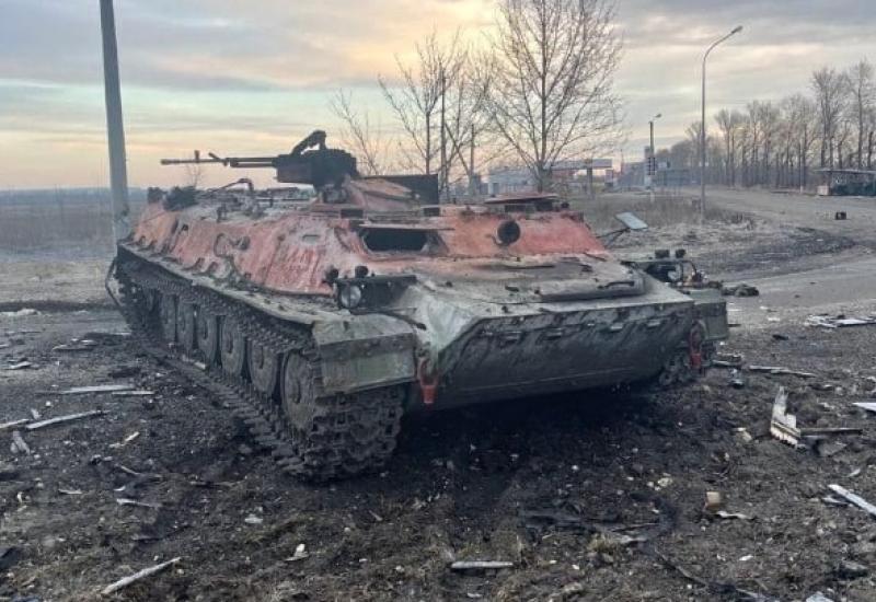 Ruski tenkovi u gradu Černihiv - Ruski pokušaj proboja u grad Černihiv propao, ukrajinska vojska zaplijenila ruske tenkove