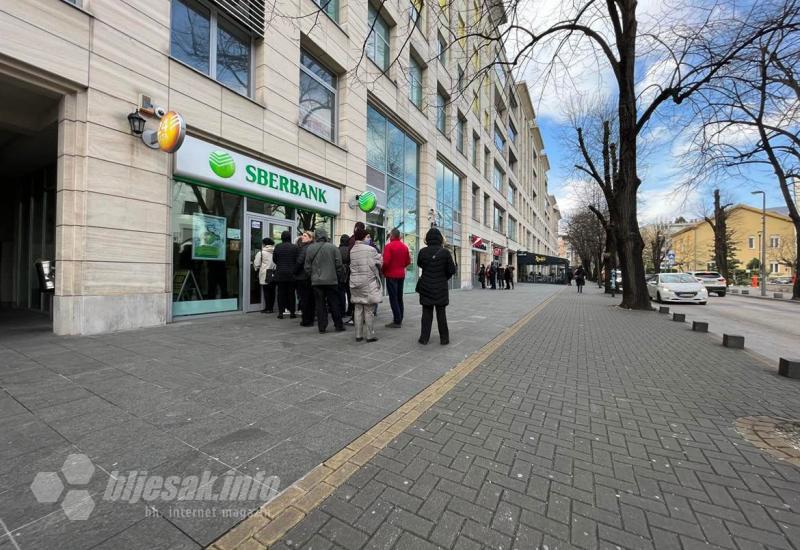 Gužva ispred poslovnice Sberbank u Mostaru - Sberbanka Banja Luka ima novog vlasnika 