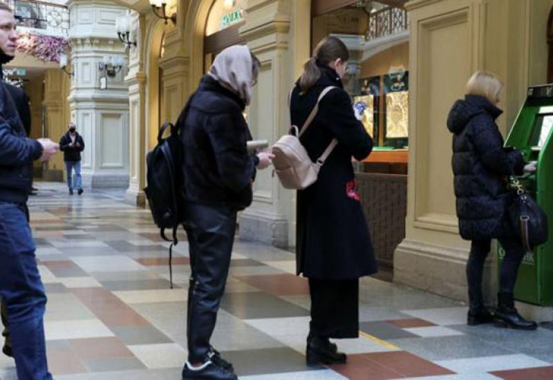 U redu ispred bankomata - Rusi misle da najgore tek dolazi, traže čvrste valute: Kupuju laptope i pametne telefone