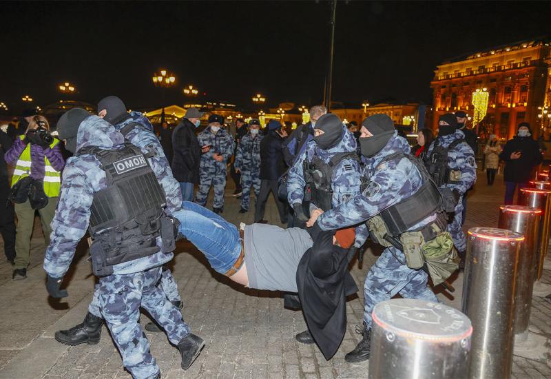 U Rusiji ne jenjavaju antiratni prosvjedi, intervenira policija