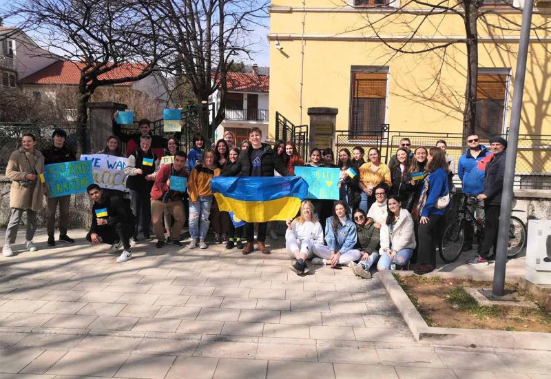 Mostarski učenici iskazali solidarnost s narodom Ukrajine - Mostarski učenici iskazali solidarnost s narodom Ukrajine
