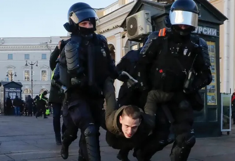 Policija hapsi prosvjednike - Uhićenja i represija na svakom koraku: Zabranjeni antiratni prosvjedi u Rusiji