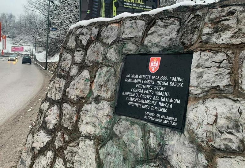 Ponovno postavljena ploča Ratku Mladiću kod Sarajeva