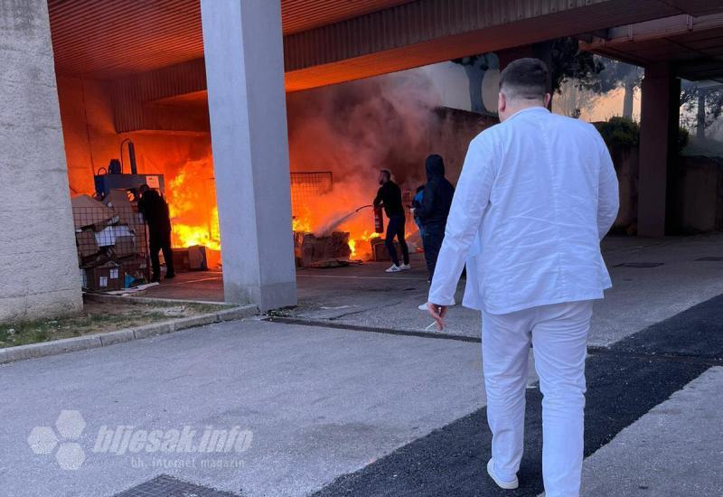 Požar kod SKB Mostar - Gorio otpad ispred SKB Mostar