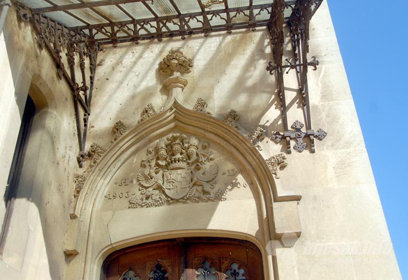 Grb iznad ulaza u dvorac Mailath - Donji Miholjac: Prandau, Mailath i – točka!