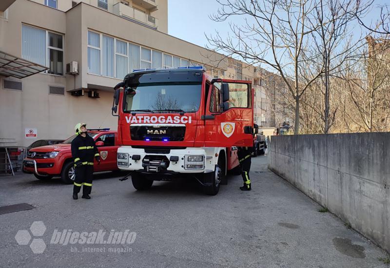 Vatrogasci na terenu  - Mostar: Požar na zgradi 