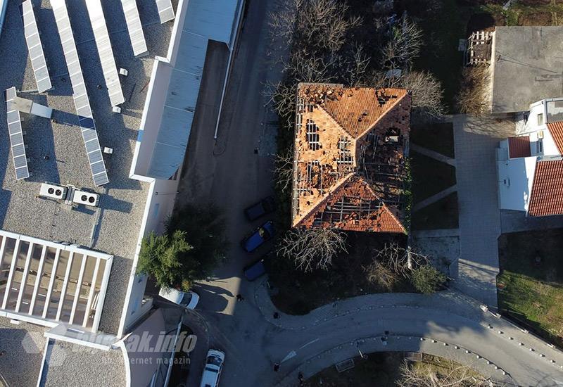 Mostar: Ruši se kuća u krugu Doma zdravlja