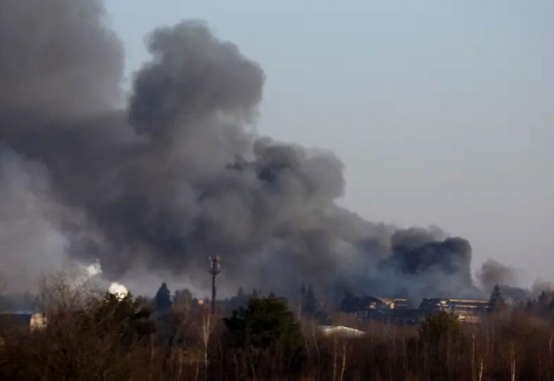 Dim se diže iz zgrade tvornice u blizini zračne luke Lavov, dok se ruska invazija na Ukrajinu nastavlja  - Rusija gađala Lavov, 70 kilometara od NATO članice Poljske