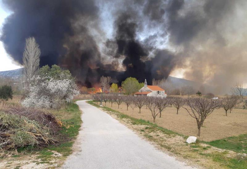 Požar između Vida i Crnića - Veliki požar u dolini Neretve