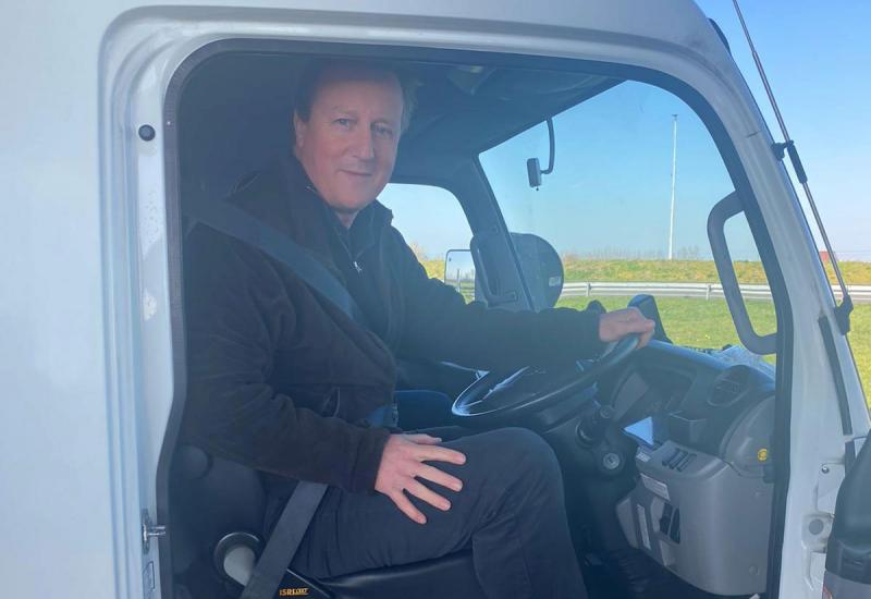 Bivši britanski premijer kamionom vozi humanitarnu pomoć za Ukrajinu