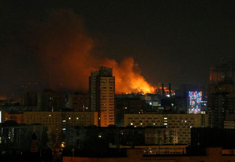 VIDEO | Žestoko bombardiranje Kijeva, pogođen trgovački centar