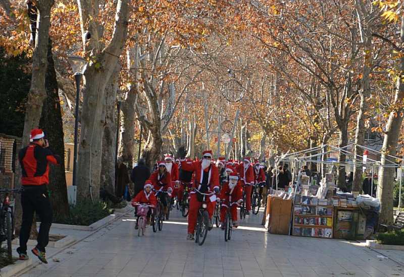 Anadolija -  Djedovi Božićnjaci u subotu na ulicama Mostara