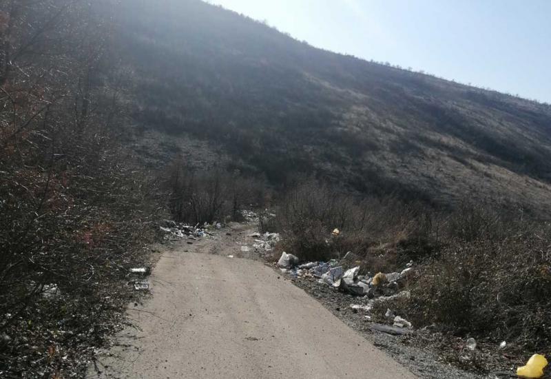 Smeće na ulazu u selo Rotimlja - Ususret turističkoj sezoni: Prekrasna priroda zatrpana smećem 