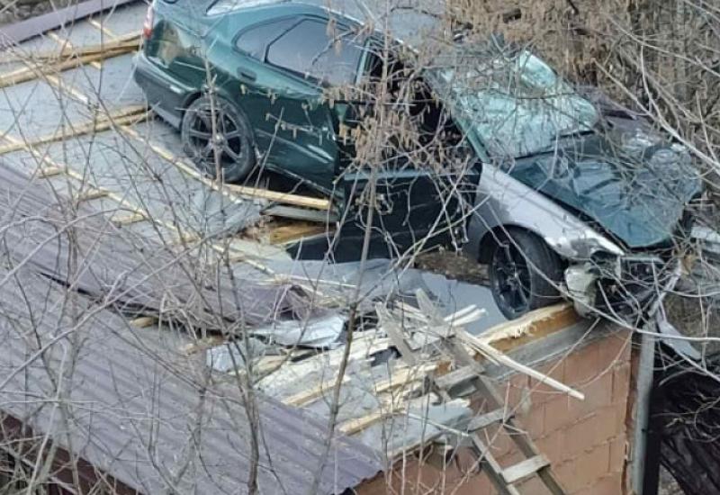 Prometna nesreća kod Konjica - Automobil pao na krov objekta kod Konjica