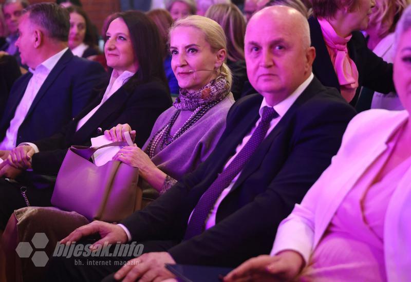 Tribini pod nazivom „OsnaŽENA“ održana je u Narodnom pozorištu u Mostaru - Sebija izetbegović u Mostaru osjetila diskriminaciju