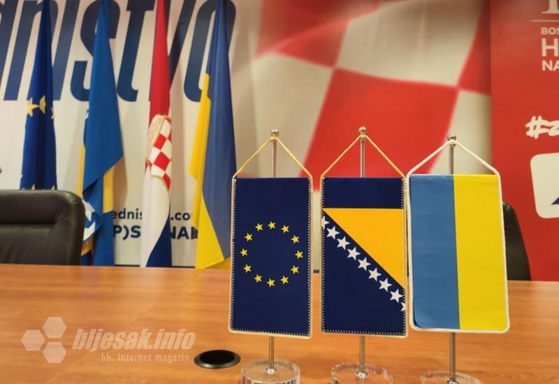 Ukrajinska zastava istaknuta na sjednici Predsjedništva HDZ-a BiH  - Čović: Ukrajinska zastava treba skrenuti pažnju na politiku u BiH 